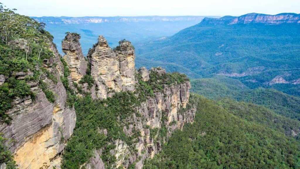 Melbourne to Cairns road trip: The ultimate drive guide. Three Sisters rock formation