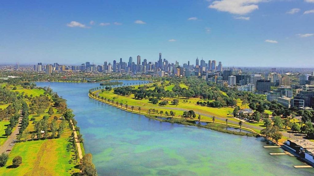 Car lookouts Melbourne: A complete guide. Albert Park Lake