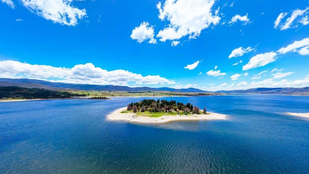 Sydney to Jindabyne road trip guide. Lion Island in Lake Jindabyne