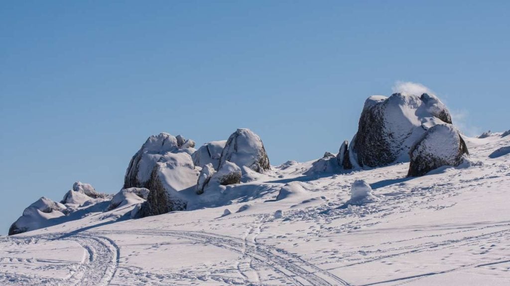 Jindabyne to Perisher road trip guide. Snowy mountains at Perisher, NSW