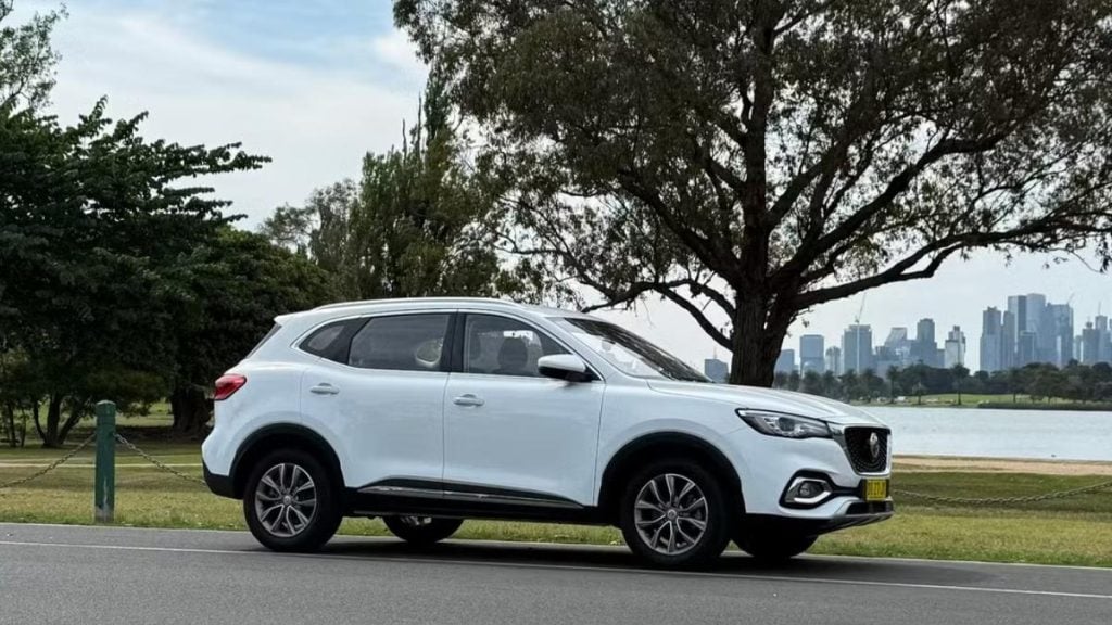 MG HS SUV rental in Melbourne, Victoria