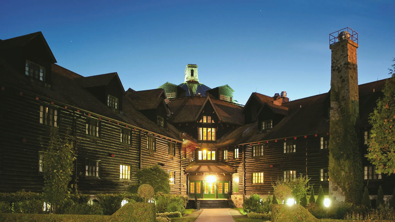 Montreal to Toronto drive: The ultimate road trip guide. Fairmont Le Château Montebello, QC.