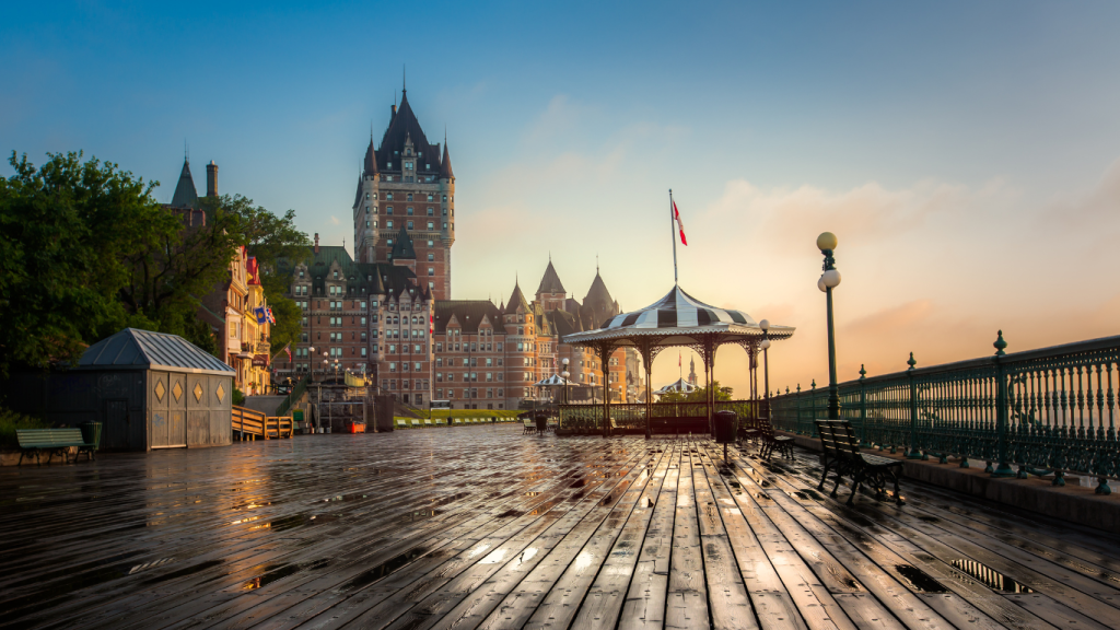 Terrasse Dufferin avec une vue incroyable sur le Fleuve et le château Frontenac.