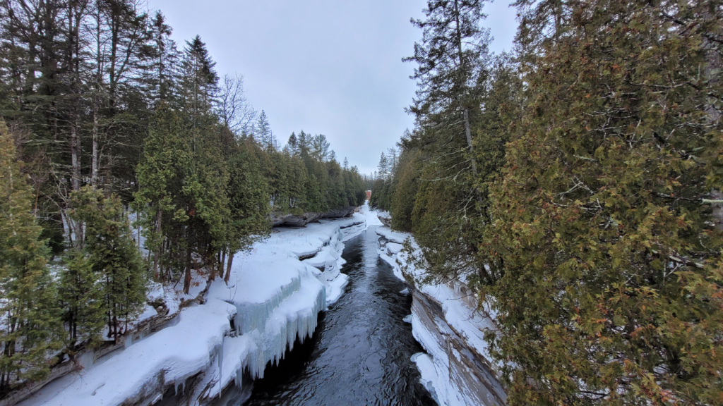 Paysage de la vallée de la rivière Jacques-Cartier en hiver.