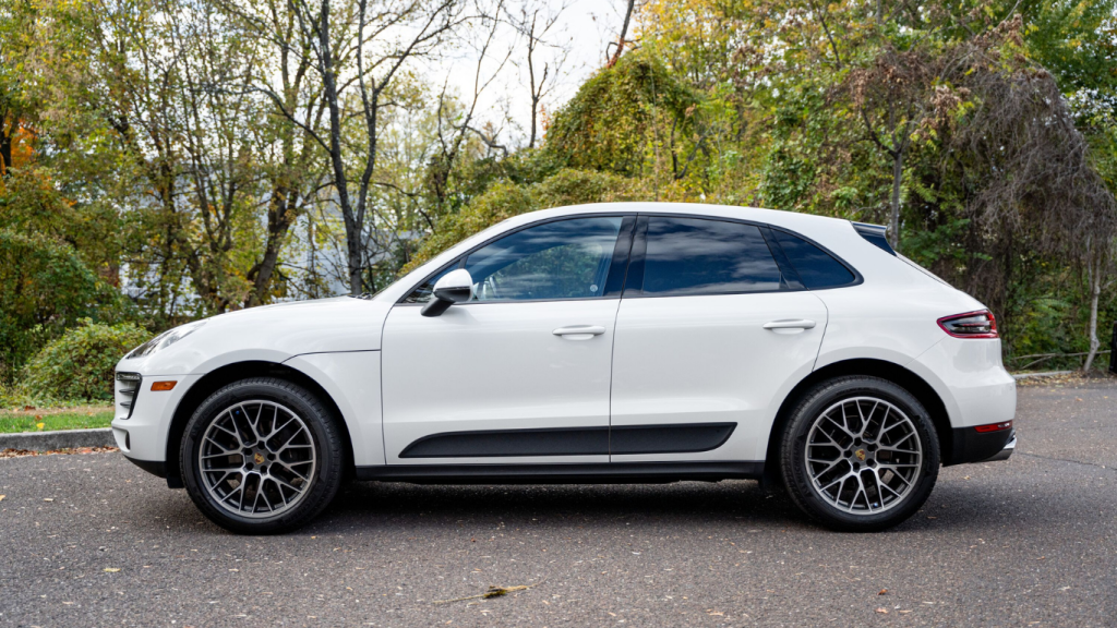 Exploring Chicago in the perfect rental car from Winnipeg Richardson International Airport.