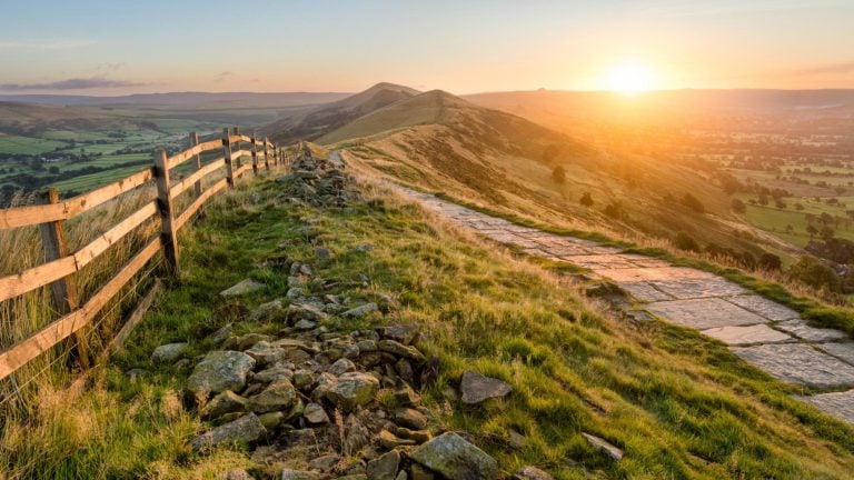 The best Peak District road trip. In photo: The Great Ridge in Peak District