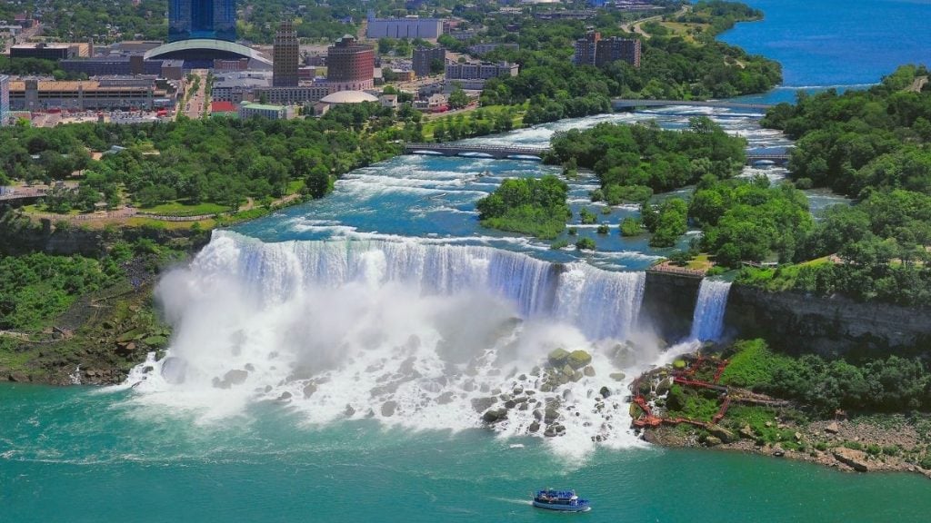 How long does it take to drive across the US?. In photo: Niagara Falls, New York