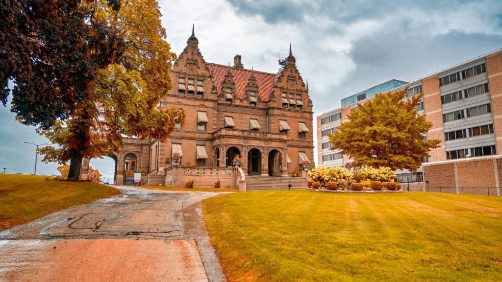 Chicago to Milwaukee drive. In photo: Pabst Mansion, Milwaukee, Wisconsin