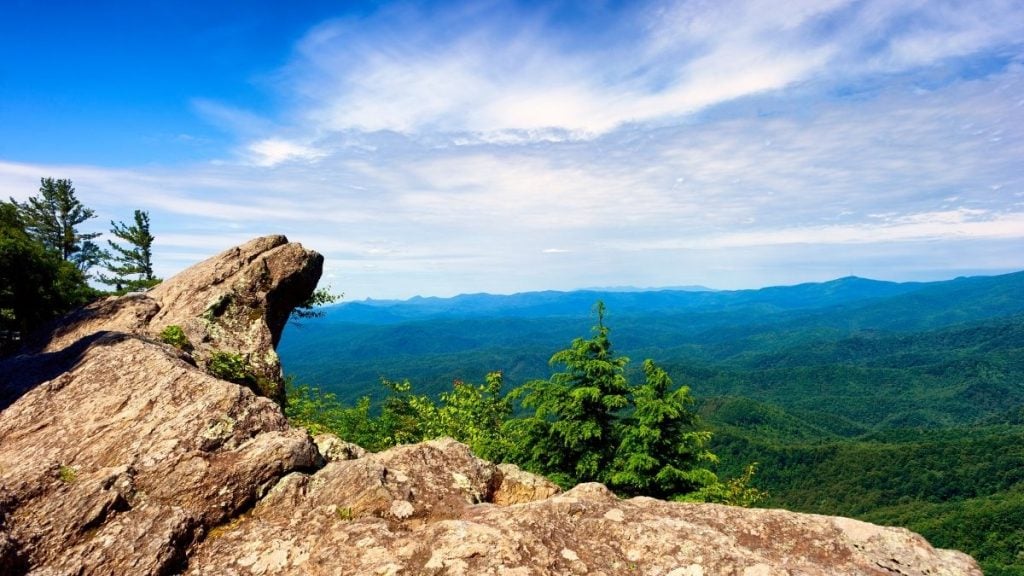 The ultimate Blue Ridge Parkway road trip guide. In photo: Blowing Rock, Blowing Rock, North Carolina
