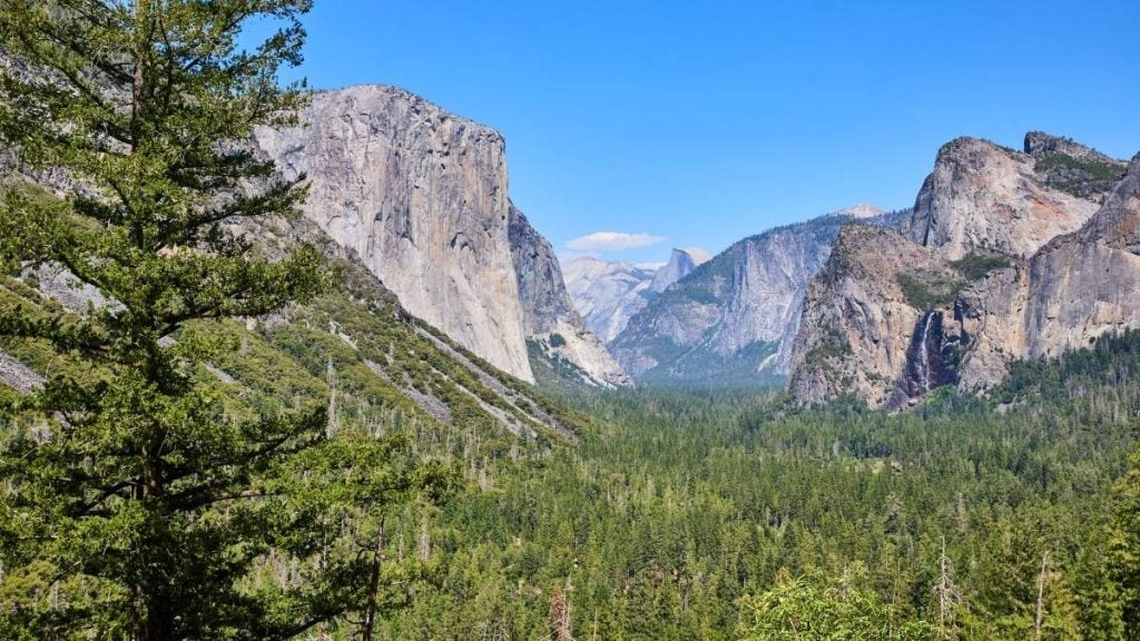 8 must-see viewpoints in Yosemite you can drive to. In photo: Tunnel View, Yosemite National Park, California