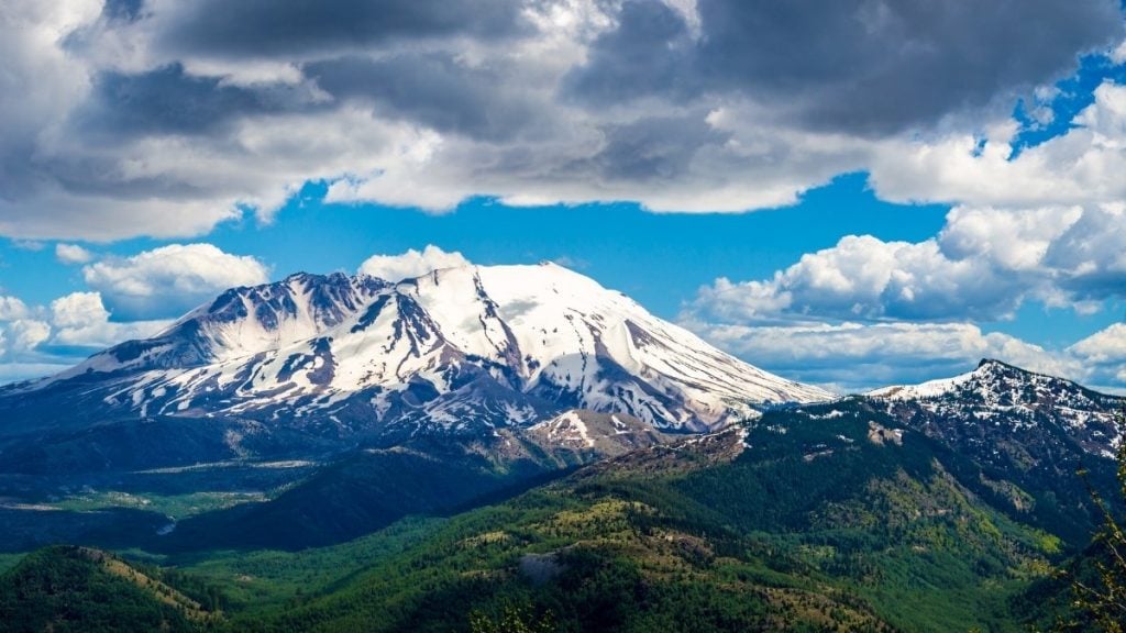 The best day trips from Portland, Oregon. In photo: Mount St. Helens, Cougar, Washington