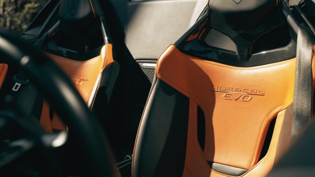 Lamborghini Huracán EVO carbon-fibre sport seats with deep bolsters and Huracán EVO branding.